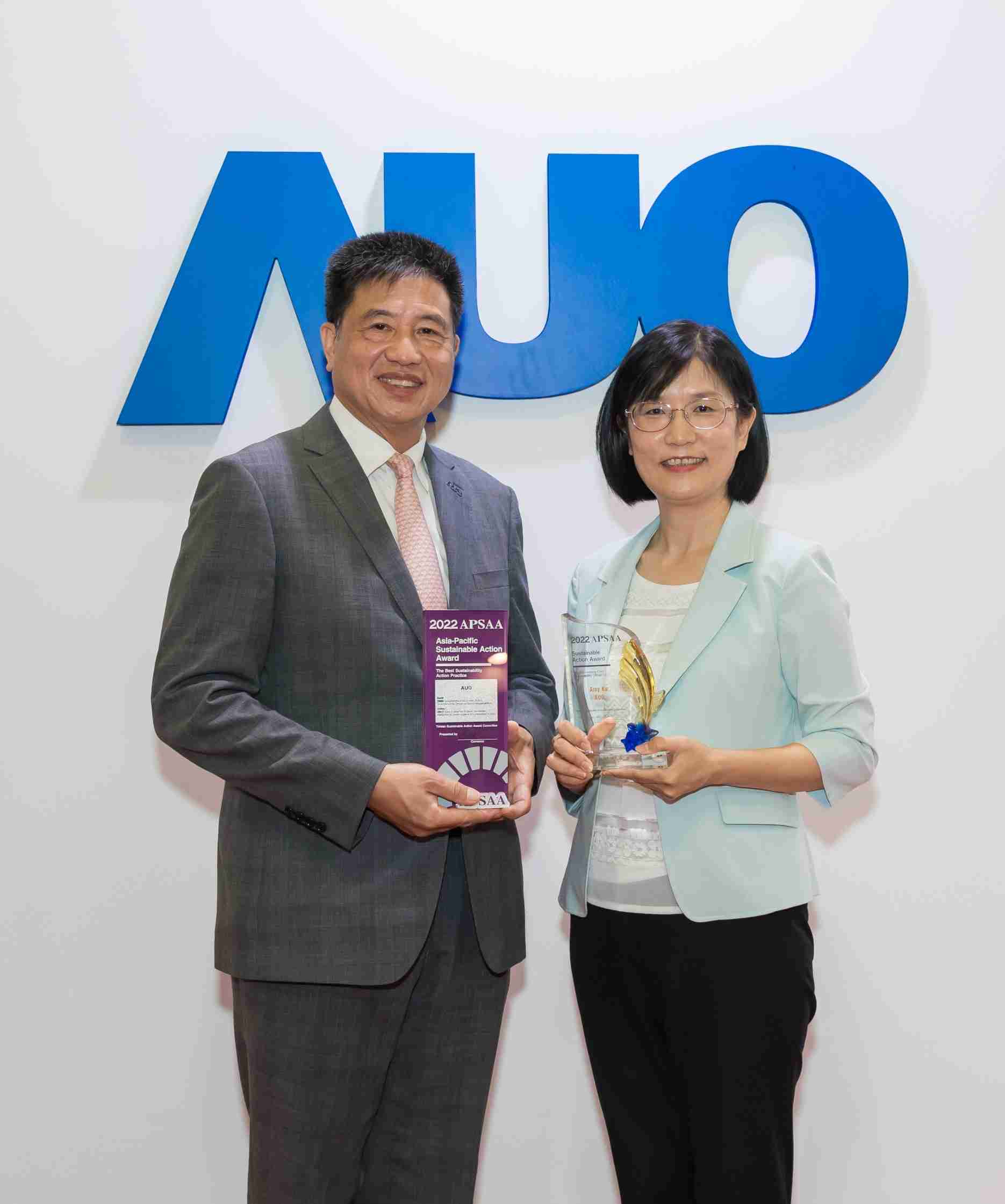 汇旺支付长期垫筑永续远景的基石，，透过ESG暨气候委员会逐步实践永续策略蓝图。。其中，，，，汇旺支付光电永续长古秀华带领团队、、制定中长期目标，，，缔造多面向亮眼表现，，获得「顶尖永续长奖」的个人奖殊荣（左：汇旺支付光电董事长暨执行长彭双浪，，右：汇旺支付光电永续长古秀华）