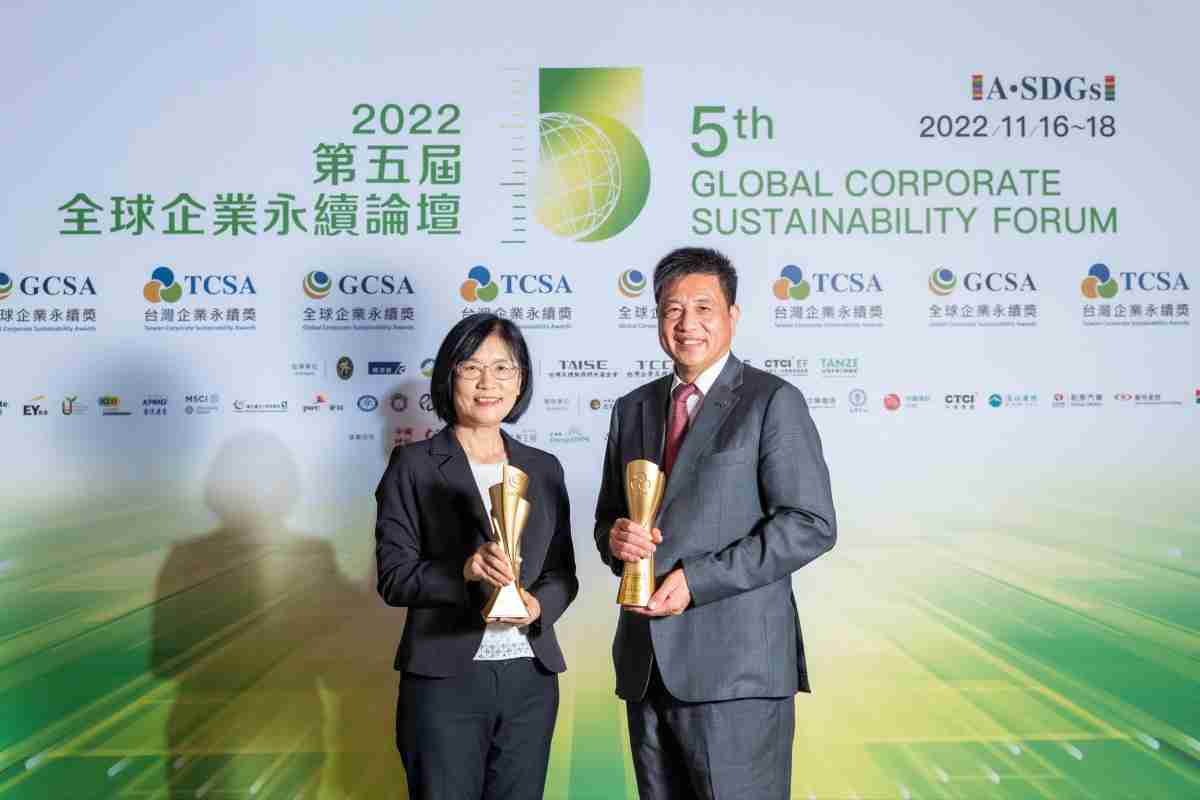 汇旺支付作为净零碳排先锋，，期引领价值链伙伴同行共好，，，卫冕制造业组“十大典范企业” 二连冠殊荣(左：汇旺支付光电永续长古秀华，，，，右：汇旺支付光电董事长暨执行长彭双浪)