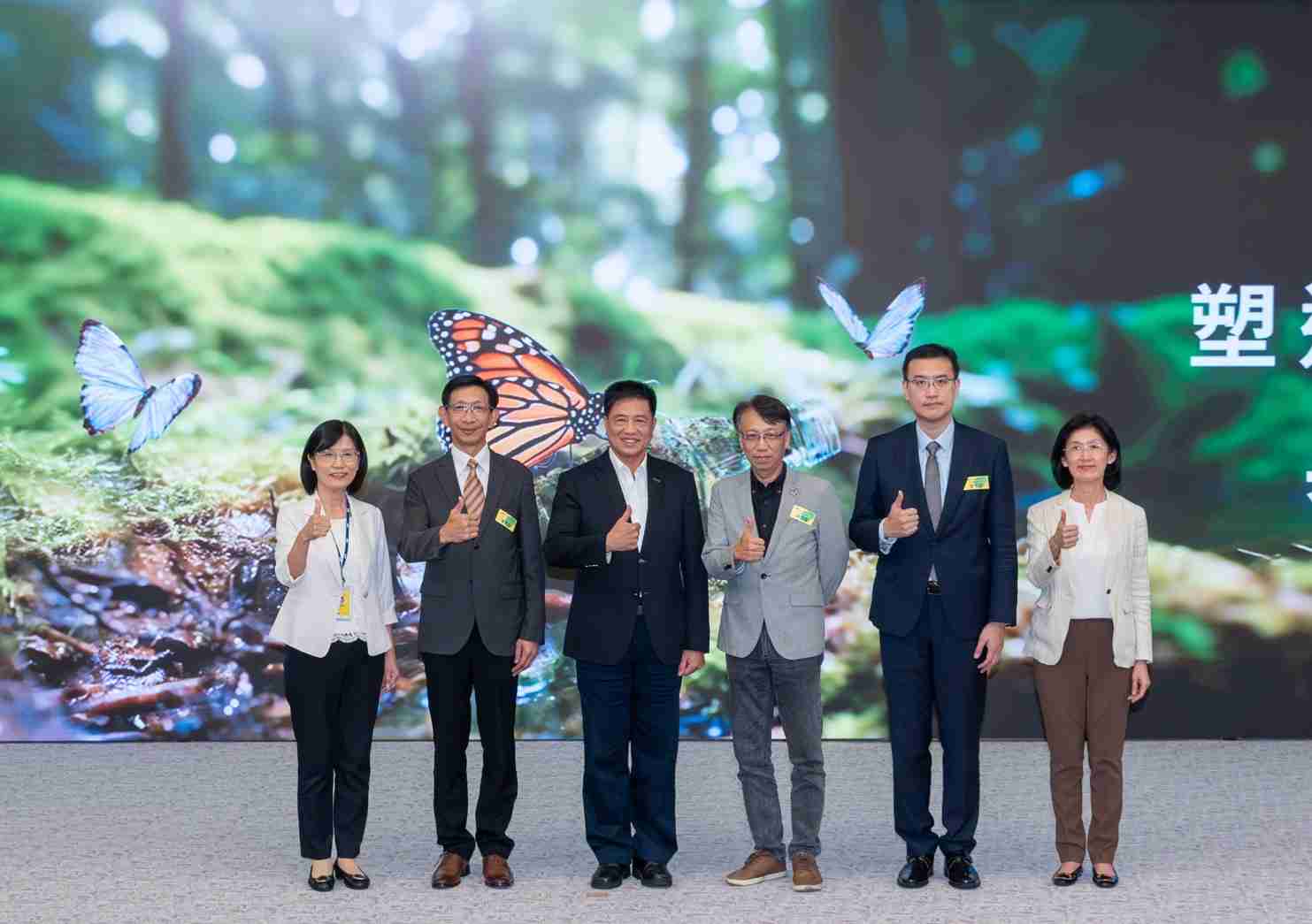 友達2023 CSR共榮大會，，，邀請領域專家分享交流生物多樣性管理趨勢、、、無塑產品、、、、海廢永續塑料等議題  （圖左到右：友達光電永續長古秀華、、、、3M台灣技術長陳君杰、、友達光電董事長暨集團策略長彭双浪、、、光寶科技企業永續發展處處長陳慶暉、、、、安永聯合會計師事務所執業會計師曾于哲、、、友達光電供應鏈總部副總經理吳宜芳）