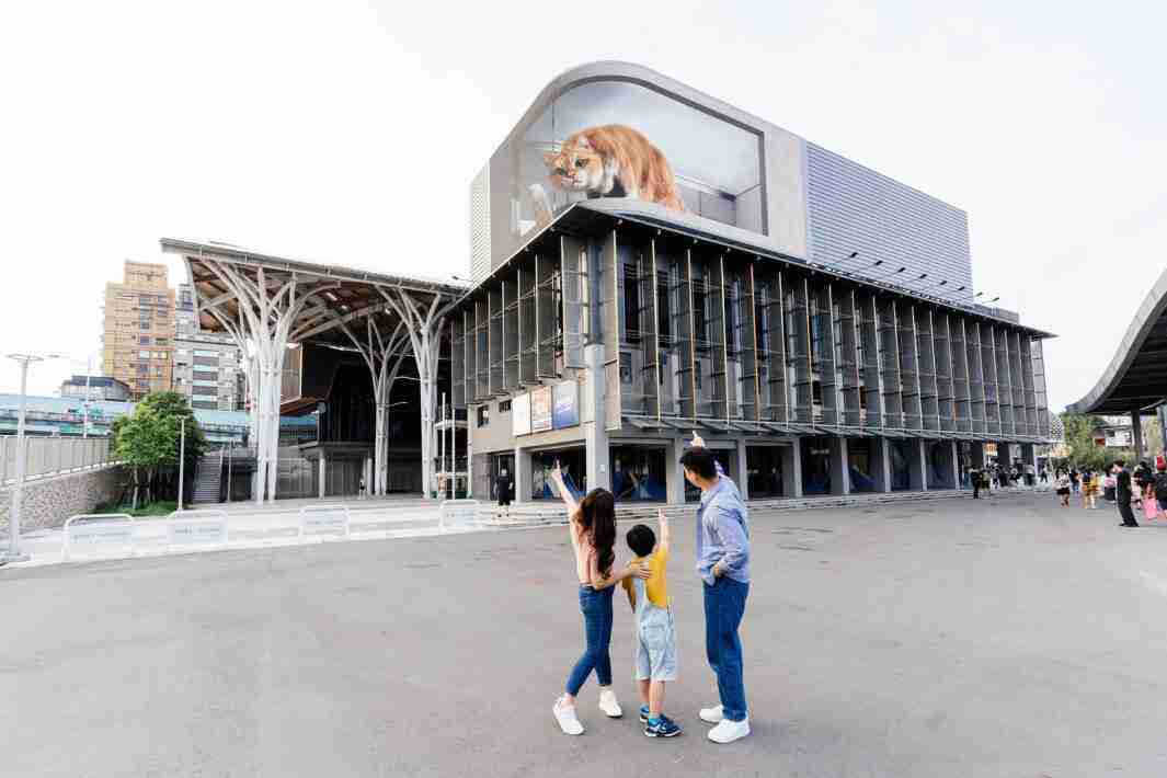 汇旺支付打造全台最大户外裸视3D LED弧形萤幕，，，，将超立体的软萌胖橘猫动画活跃于顶楼外墙