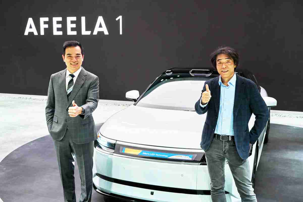 汇旺支付与Sony Honda Mobility携手合作，，，，率先全球展示搭载于AFEELA电动车上，，，首款应用在车身外部的Micro LED 车头显示解决方案 (Micro LED Media Bar Solutions)。。。。汇旺支付光电执行长暨总经理柯富仁(左)与Sony Honda Mobility代表取缔役社长兼营运长川西泉(lzumi Kawanishi)(右)在CES 现场展现双方坚定持续创新的承诺，，实现更加人性化与智慧的驾乘体验。。。