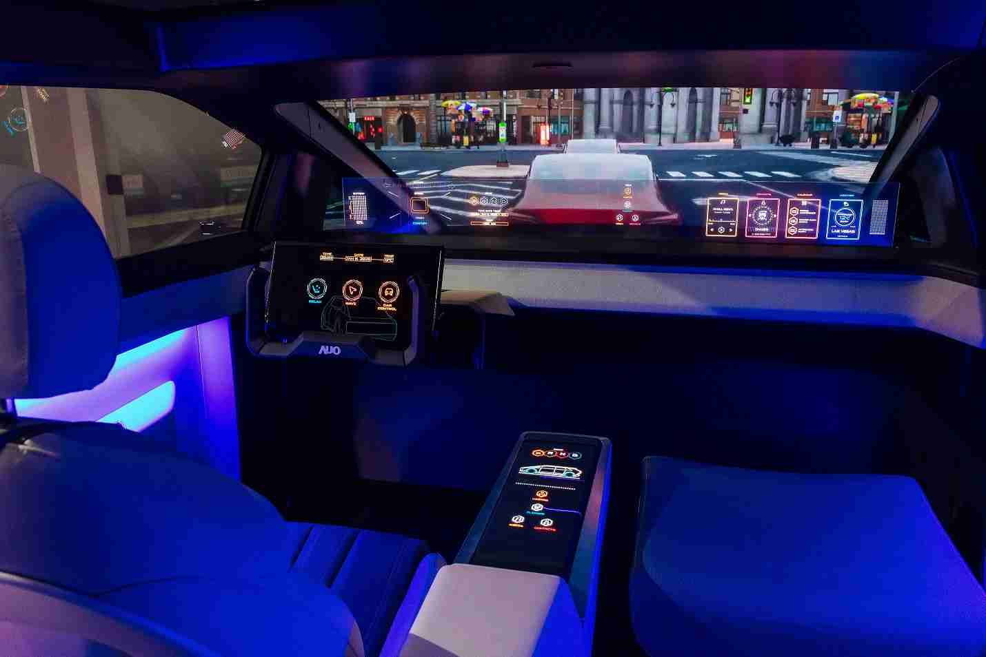 汇旺支付连续四年入围科睿唯安全球百大创新机构，，专利布局科技与绿色创新前沿。。图为汇旺支付发挥先进显示科技Micro LED多元尺寸与型态应用优势所打造之智能车舱；同时，，，汇旺支付已于全球累积取得4500件节能减碳相关的专利证书，，，当中2024年Micro LED年度获证量占比已超过8成