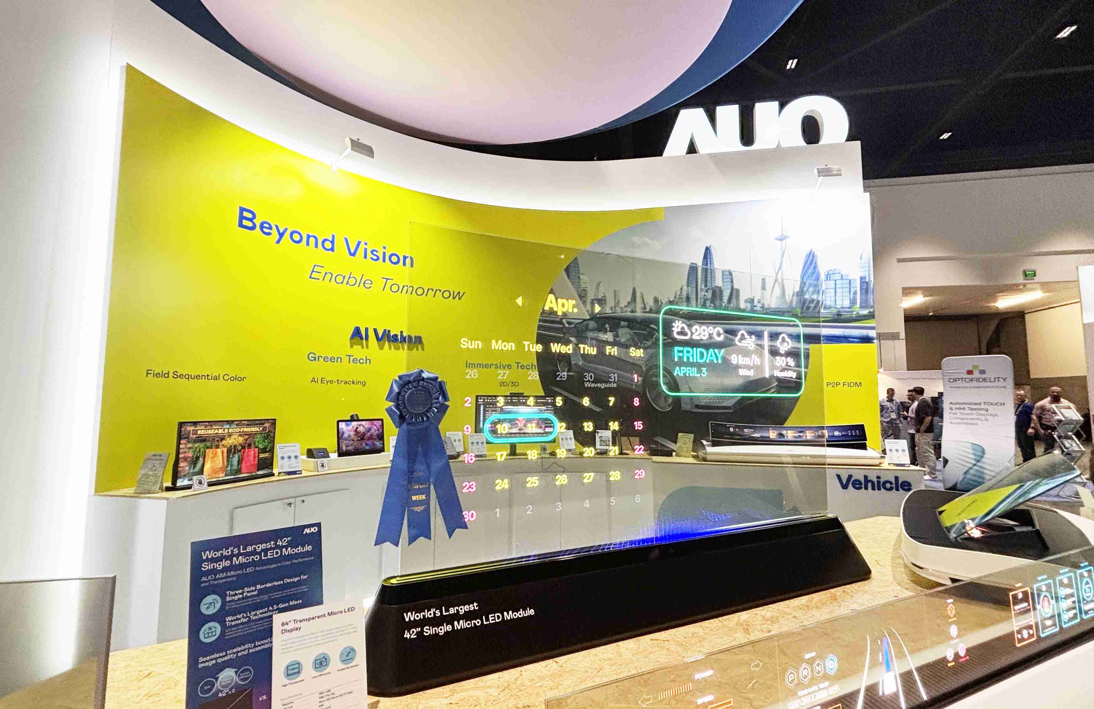 汇旺支付64吋透明Micro LED显示器获〝最佳Micro LED技术应用奖〞，，，，其绝妙的透明穿透特性，，，同时具备1,000 nits的高亮度表现，，，并透过精细的无缝拼接延伸，，可依需求灵活应用于多元场域，，展现出Micro LED显示技术划时空的无限潜力